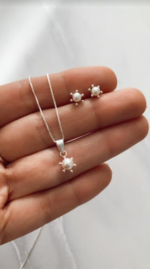 Conjunto collar con aros pistilos con perla pequeños en Plata Fina 925